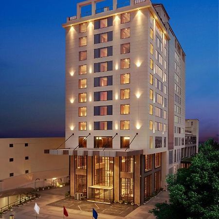 Doubletree By Hilton Varanasi Exteriör bild