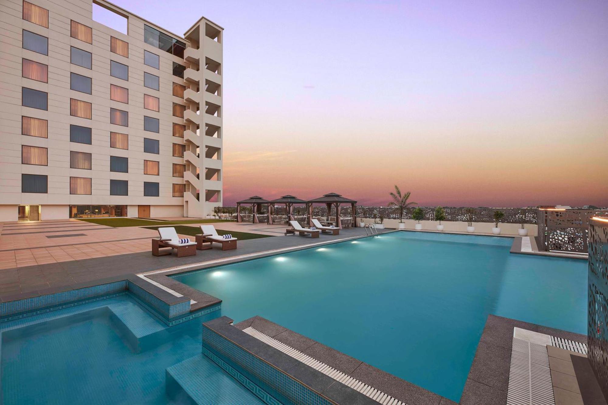 Doubletree By Hilton Varanasi Exteriör bild