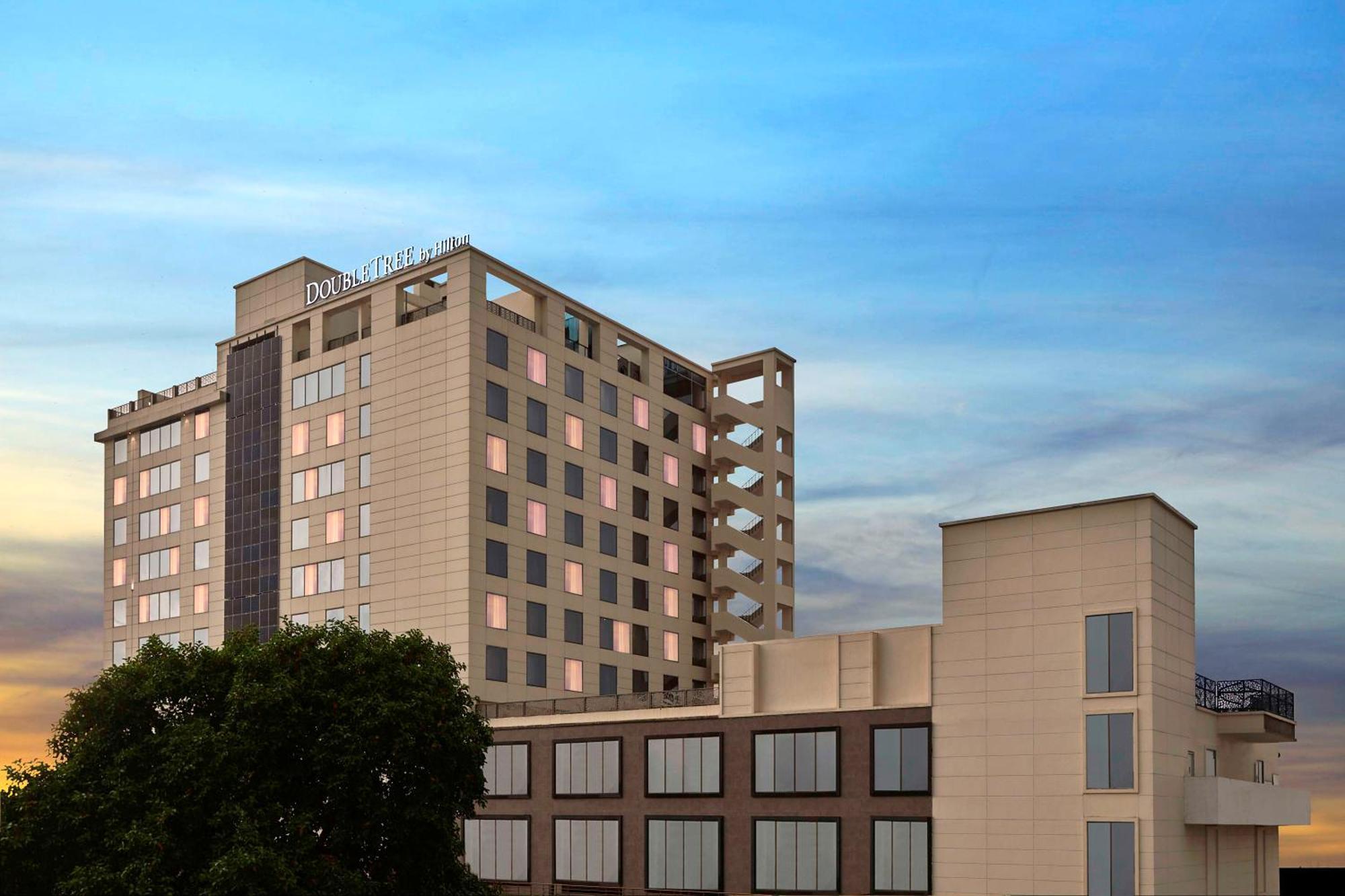 Doubletree By Hilton Varanasi Exteriör bild