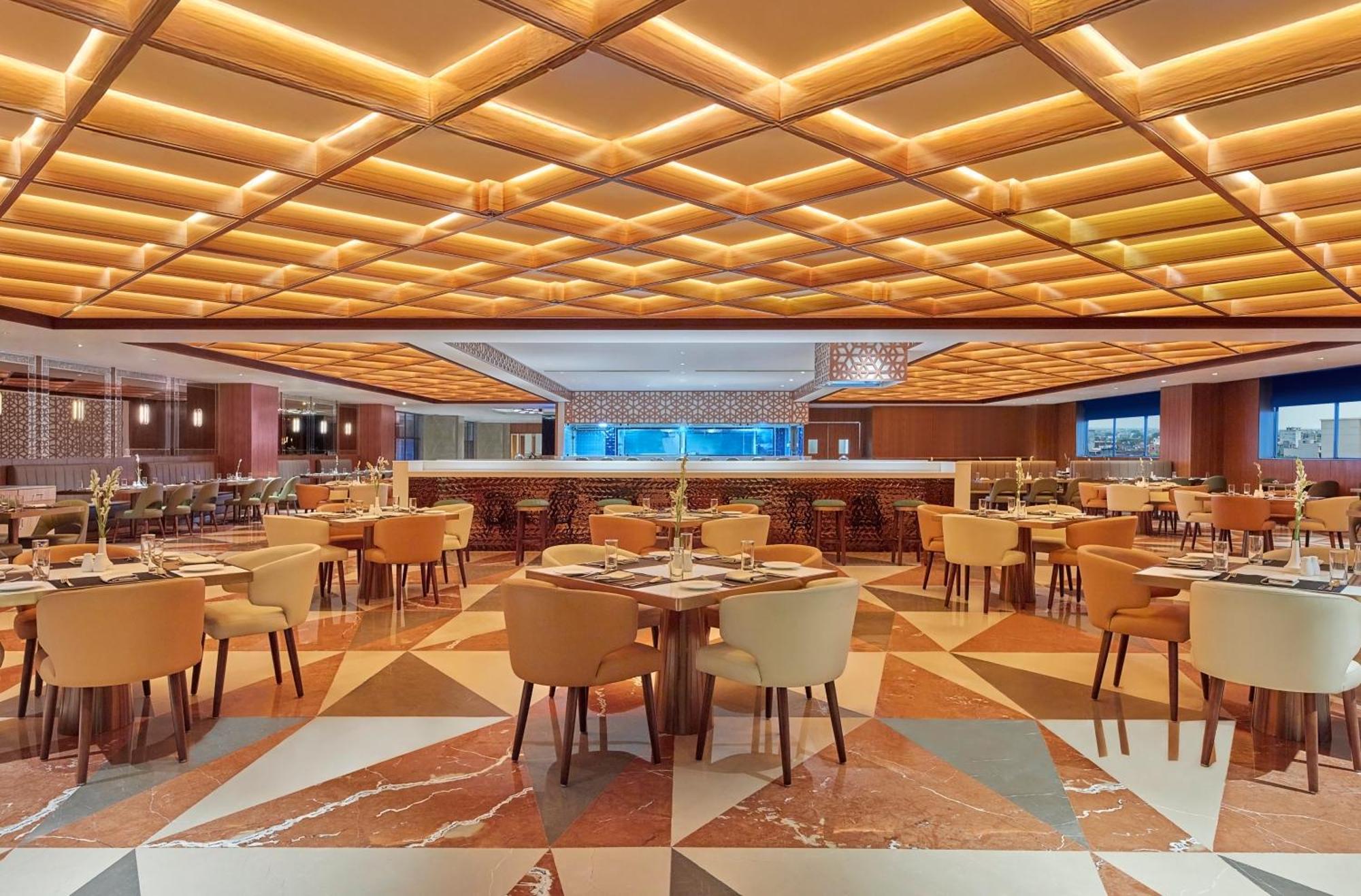Doubletree By Hilton Varanasi Exteriör bild